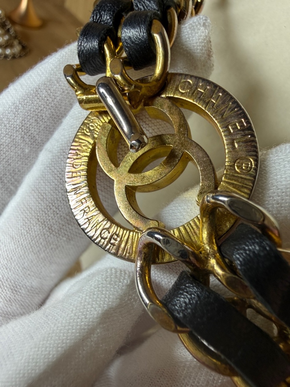 CHANEL Black and Gold Double-Row leather Chain Necklace with CC Medallion - Picture 2 of 7